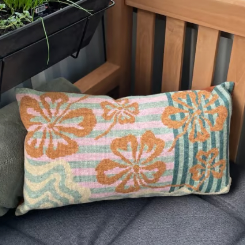 Pomp Stitch - Waves 'n Flowers - pude